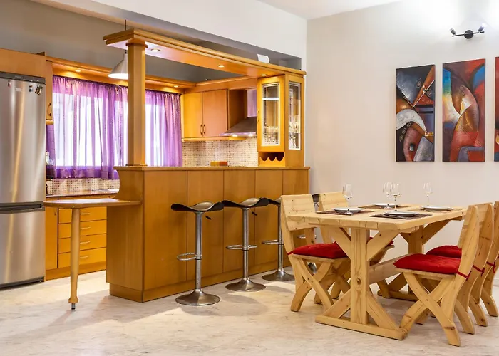 Big Spacious Apartment In The Heart Of The City!